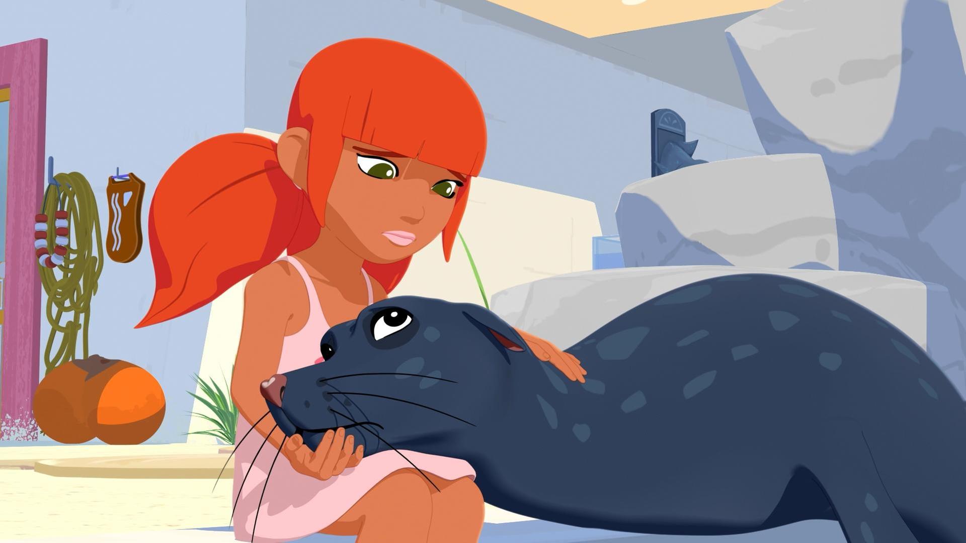 Marina sitzt am Rand eines Wasserbeckens. Seelöwin Daisy liegt neben ihr und hat ihren Kopf auf Marinas Schoß gelegt. Marina streicht mit der linken Hand über den Rücken des Tieres. Beide schauen einander traurig an. Im Hintergrund steht ein Gebäude.