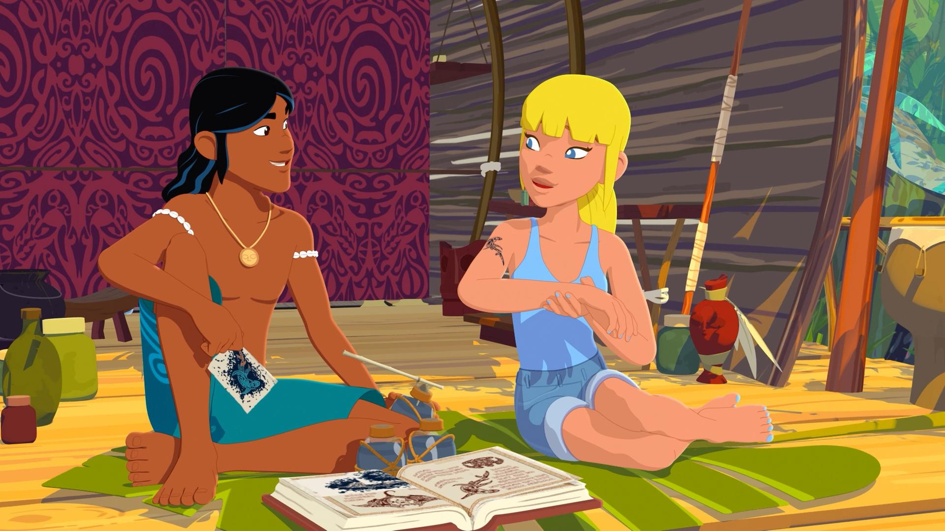 Auru sitzt auf der Terrasse einer Holzhütte neben Clarissa und schaut sie stolz an. Clarissa hat den rechten Arm etwas angehoben und zeigt Auru ein Tattoo auf ihrem Oberarm. Sie schaut nachdenklich. Vor den beiden liegt ein aufgeschlagenes Buch sowie Pinsel und Tinte.