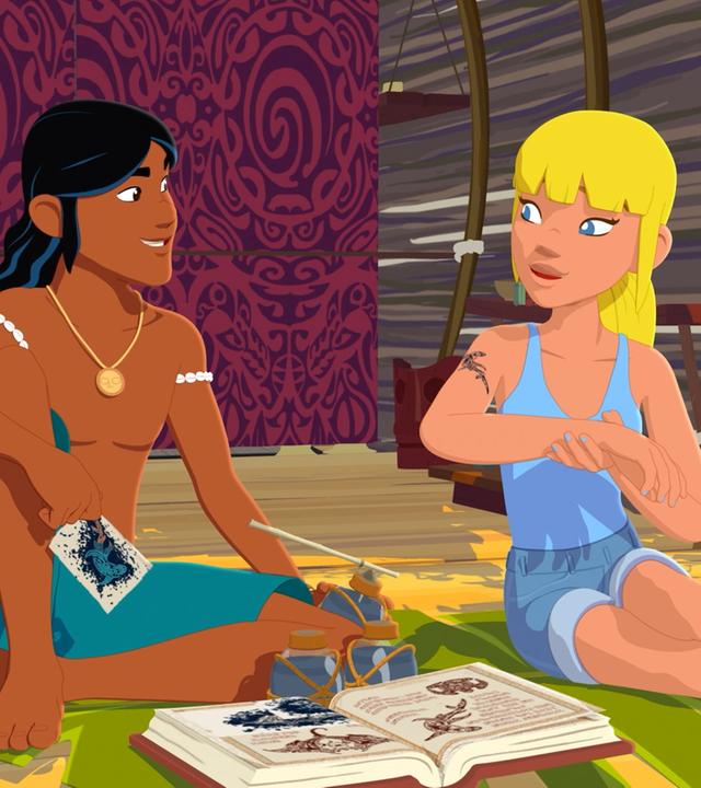 Auru sitzt auf der Terrasse einer Holzhütte neben Clarissa und schaut sie stolz an. Clarissa hat den rechten Arm etwas angehoben und zeigt Auru ein Tattoo auf ihrem Oberarm. Sie schaut nachdenklich. Vor den beiden liegt ein aufgeschlagenes Buch sowie Pinsel und Tinte.