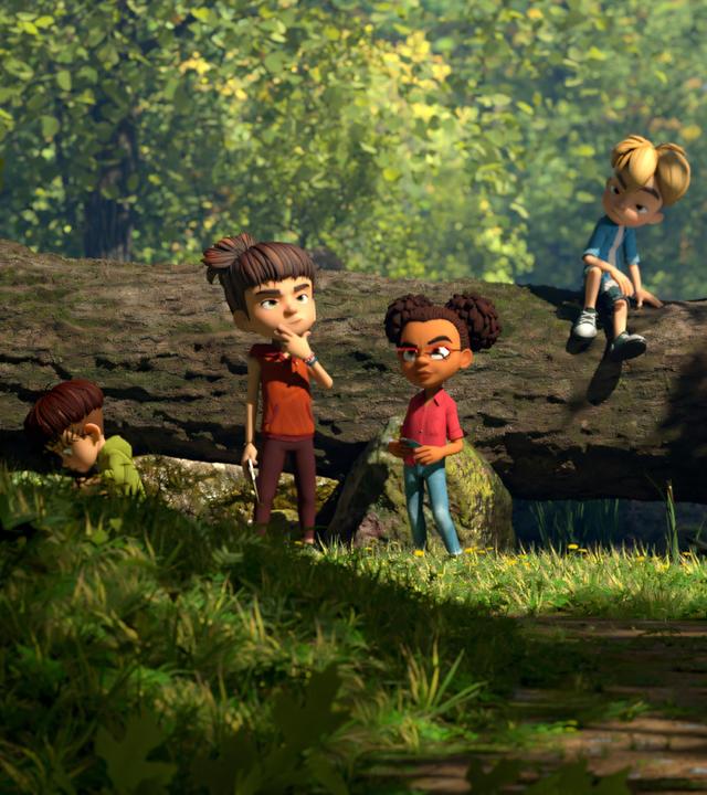 Während der Schnitzeljagd im Wald grübelt die Dorfbande, bestehend aus Bohnenstange, Lina, Raphael und Kleiner Fuß über die Lösung nach. Raphael sitzt oben auf einem quer über den Weg liegenden großen Baumstamm, Kleiner Fuß sitzt davor auf dem Waldboden und blickt nach unten, Bohnenstange und Lina stehen nachdenkend vor dem Baumstamm.