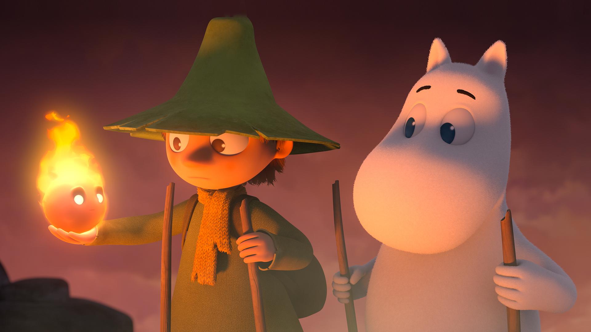 Snufkin (links) und Mumin (rechts) schauen auf den brennenden kleinen Feuerball, den Snufkin in seiner Hand hält.