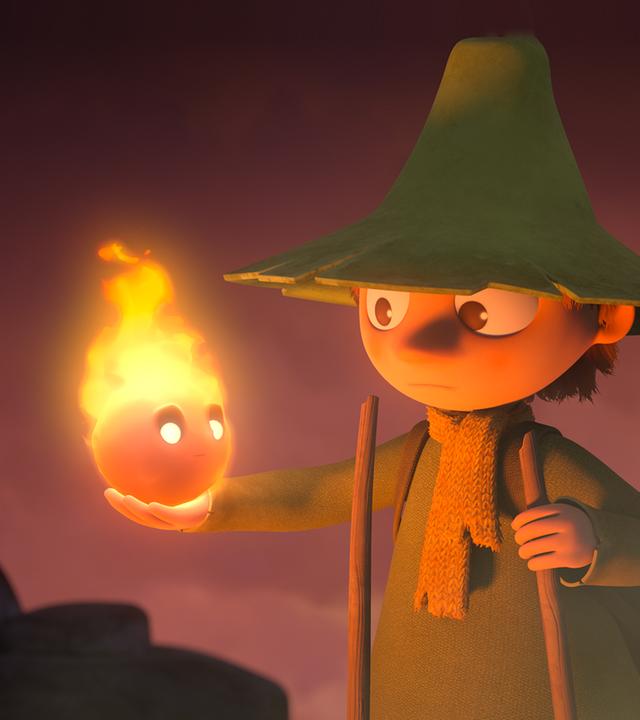 Snufkin und Mumin schauen auf den brennenden kleinen Feuerball, den Snufkin in seiner Hand hält.