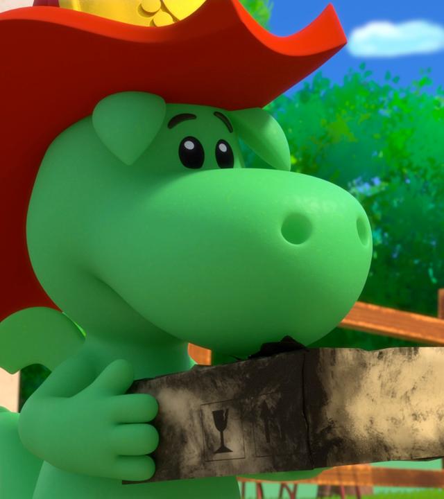 Grisu trägt seinen roten Feuerwehrhelm und hält ein verrußtes Päckchen in den Händen. Stella steht neben ihm und schaut Grisu an.