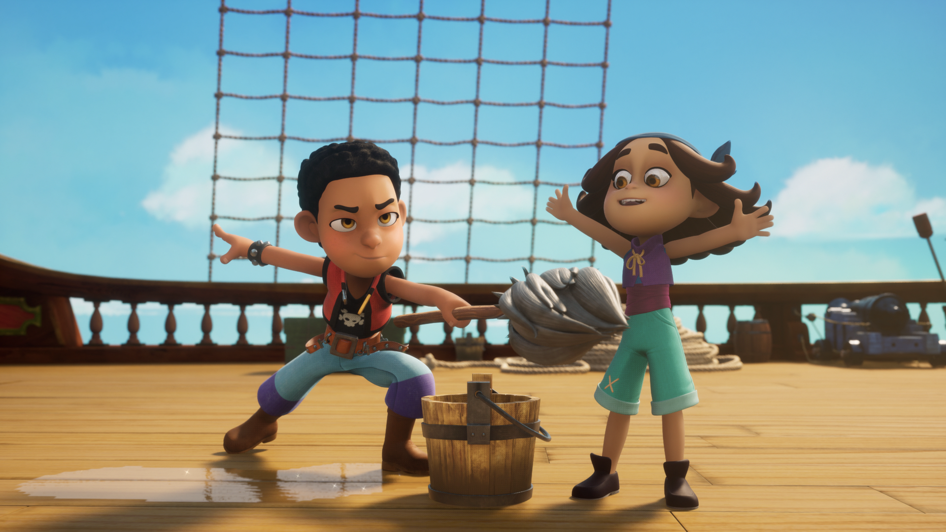 Der Piratenschüler Finn steht auf Deck in einer großen Wasserpfütze und hat einen Wischmop in der Hand. Vor ihm steht ein Eimer Wasser. Im Spiel zeigt er angriffslustig mit dem Wischmop auf Sina, die ergeben ihre Hände zur Seite ausgebreitet hat.