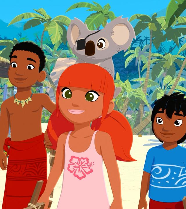 Tevaiti, Onaku, Marina und Kai stehen am Strand nebeneinander und schauen aufmerksam nach vorne. Hinten links ist ein Holzhaus mit einer Veranda zu sehen, weiter im Hintergrund säumen Palmen den Strand.