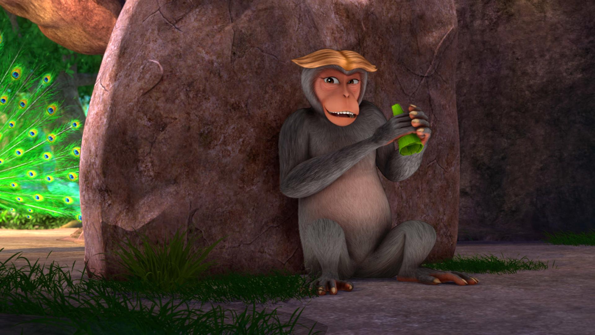 Mascha hält ein Schilfblatt in den Händen und sieht verschmitzt aus. Sie versteckt sich hinter einem großen Felsen. Im Hintergrund links sind Pfauenfedern zu sehen.