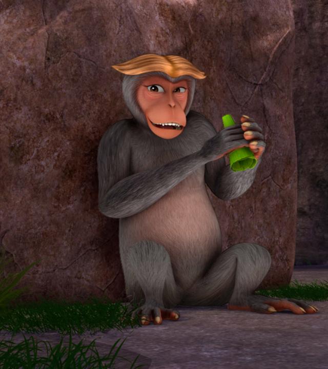 Mascha hält ein Schilfblatt in den Händen und sieht verschmitzt aus. Sie versteckt sich hinter einem großen Felsen. Im Hintergrund links sind Pfauenfedern zu sehen.