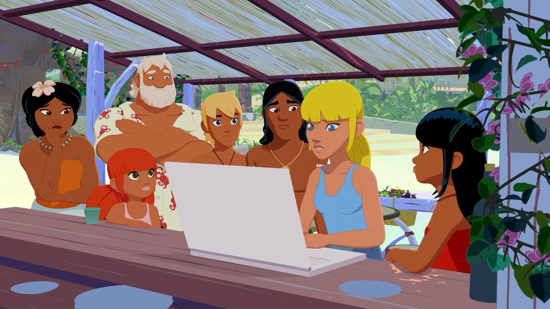 Clarissa steht unter einem Verandadach vor einem Laptop, der auf einer Theke steht. Um sie herum stehen Maeva, Marina, Onkel Patrick, Yann, Auru und Timeti. Sie alle schauen gebannt zu Clarissa.