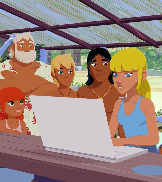 Clarissa steht unter einem Verandadach vor einem Laptop, der auf einer Theke steht. Um sie herum stehen Maeva, Marina, Onkel Patrick, Yann, Auru und Timeti. Sie alle schauen gebannt zu Clarissa.