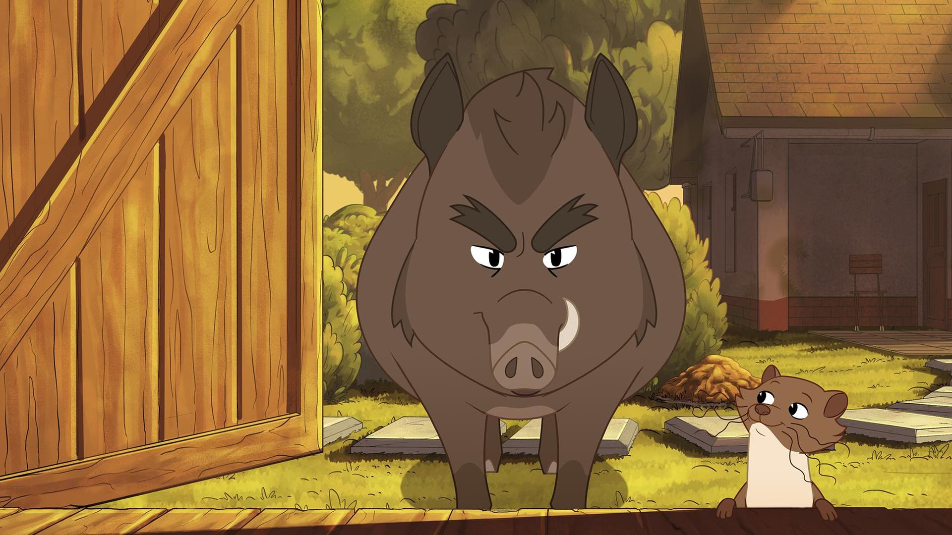 Das große Wildschwein namens Grrmpf steht zwischen den geöffneten Türen einer Scheune und blickt entschlossen hinein. Neben ihm steht Marder Kevin, der ihn vom Kürbisraub abhalten möchte.