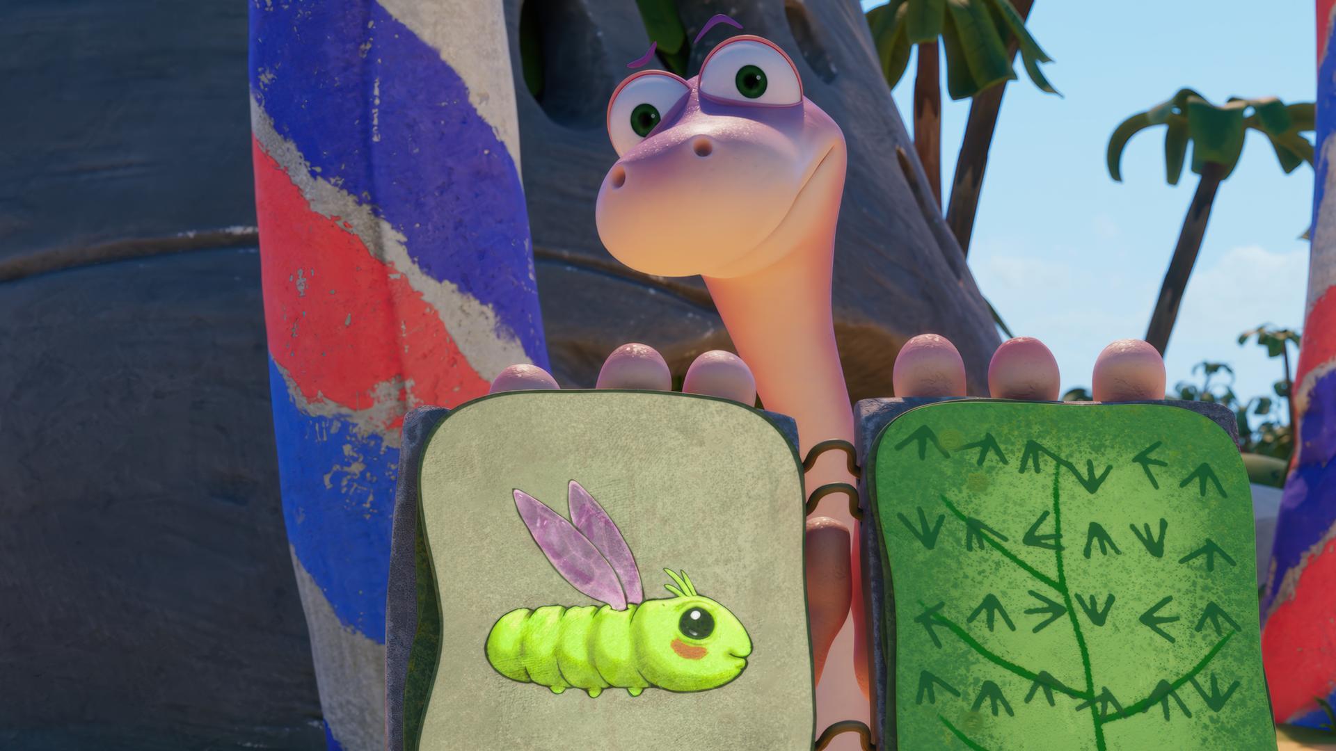 Der rosafarbene Dinosaurier Minus Drei hält ein Buch in die Kamera. Auf der einen Seite sind Krakel-Schriftzeichen abgebildet, auf der anderen Seite eine grüne Raupe mit rosafarbenen Flügeln. Minus Drei blickt so, als wolle er fragen: "Ihr kennt den sagenhaften Singschwärmer nicht"?