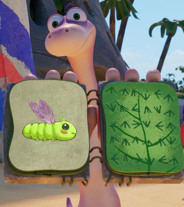 Der rosafarbene Dinosaurier Minus Drei hält ein Buch in die Kamera. Auf der einen Seite sind Krakel-Schriftzeichen abgebildet, auf der anderen Seite eine grüne Raupe mit rosafarbenen Flügeln. Minus Drei blickt so, als wolle er fragen: "Ihr kennt den sagenhaften Singschwärmer nicht"?