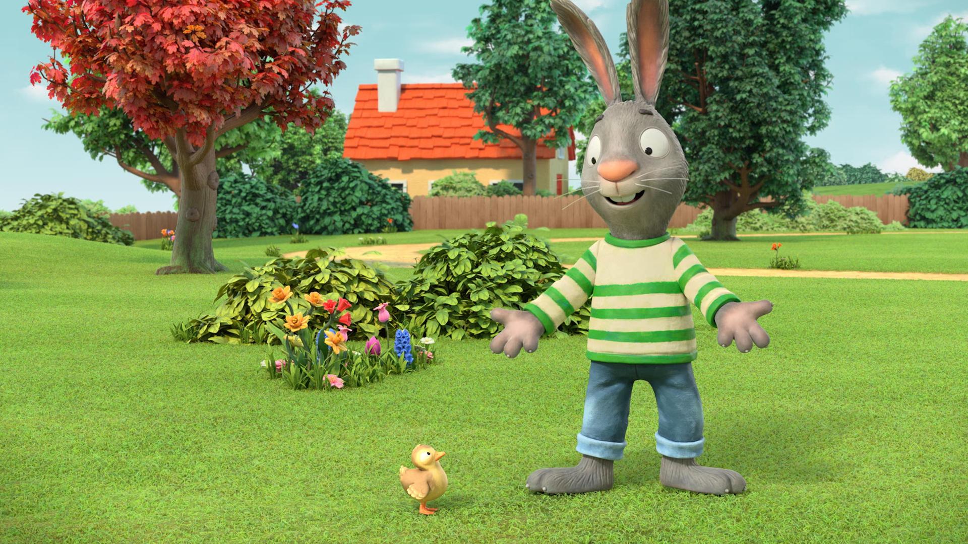 Draußen im Park vor dem Haus steht Pip das Kaninchen lächelnd und mit weit ausgestreckten Armen vor der kleinen Baby-Ende Derek. Die kleine Ente blickt Pip neugierig an.