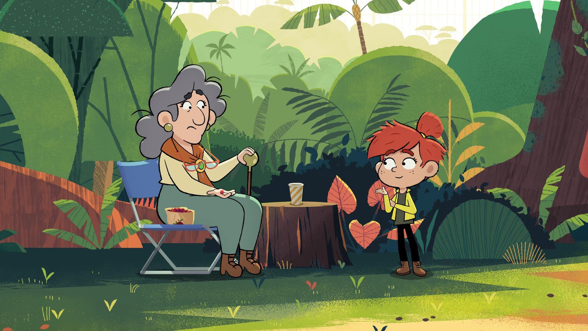 Ein rothaariges Mädchen steht im Wald neben einem abgesägten Baumstamm, auf dem ein Becher steht. Eine ältere, grauhaarige Frau sitzt auf einem Klappstuhl neben dem Baumstamm und hält dem Mädchen rote Beeren hin. Mit der linken Hand hält sie einen Stock.