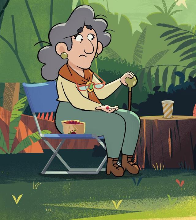 Ein rothaariges Mädchen steht im Wald neben einem abgesägten Baumstamm, auf dem ein Becher steht. Eine ältere, grauhaarige Frau sitzt auf einem Klappstuhl neben dem Baumstamm und hält dem Mädchen rote Beeren hin. Mit der linken Hand hält sie einen Stock.