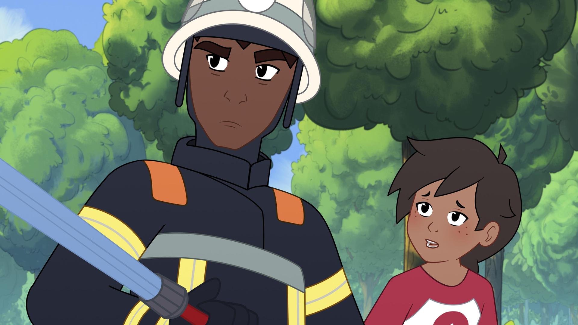 Josefine, ein junges Mädchen mit dunkelbraunen Haaren, die sie zum Zopf trägt, schaut besorgt. Vor ihr steht ein Feuerwehmann in Ausrüstung und hält einen Schlauch in den Händen aus dem Wasser spritzt. Im Hintergrund stehen grüne Bäume.