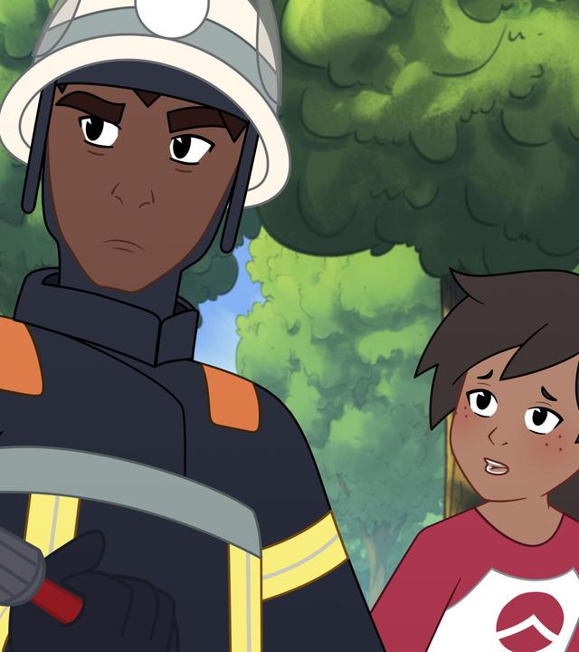 Josefine, ein junges Mädchen mit dunkelbraunen Haaren, die sie zum Zopf trägt, schaut besorgt. Vor ihr steht ein Feuerwehmann in Ausrüstung und hält einen Schlauch in den Händen aus dem Wasser spritzt. Im Hintergrund stehen grüne Bäume.