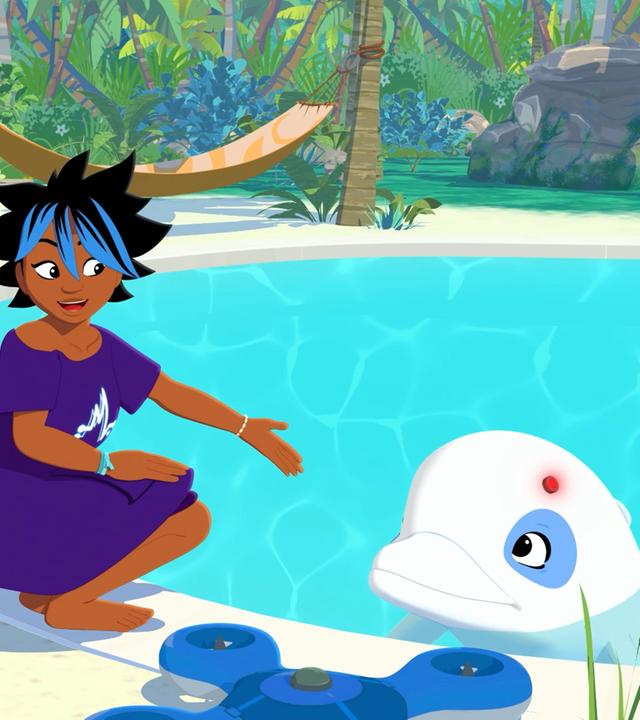 Maimiti kniet an einem Pool, in dem Zoom vor ihr schwimmt. Yann steht seitlich neben Maimiti und Zoom. Zoom hat einen roten Knopf am Kopf und Maimiti deutet mit ihrer linken Hand auf den Delfin. Eine Drohne liegt am Beckenrand.