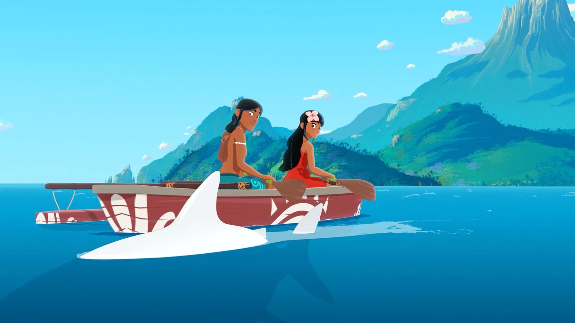 Der weiße Hai Omaroua schwimmt neben einem traditionellen Kanu her, in dem Auru und Timeti hintereinander sitzen. Beide schauen gespannt zu dem Hai. Im Hintergrund ist die Küste mit bewaldeten Hügeln und einem hohen Berg zu sehen.