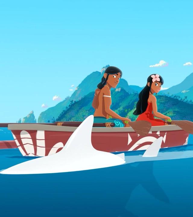 Der weiße Hai Omaroua schwimmt neben einem traditionellen Kanu her, in dem Auru und Timeti hintereinander sitzen. Beide schauen gespannt zu dem Hai. Im Hintergrund ist die Küste mit bewaldeten Hügeln und einem hohen Berg zu sehen.