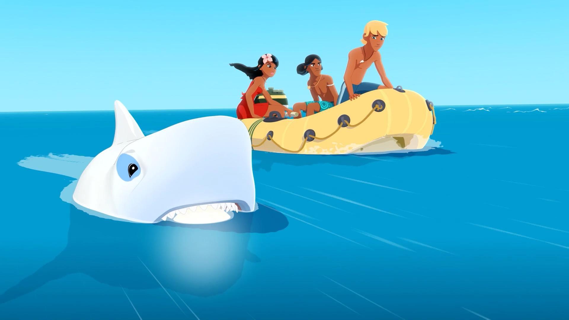 Hai Omaroua schwimmt mit einer weißen Kugel im Maul neben einem Schlauchboot. Im Schlauchboot sitzen Timeti, Auru und Yann. Sie sind schnell unterwegs auf dem Meer und schauen alle entschlossen.