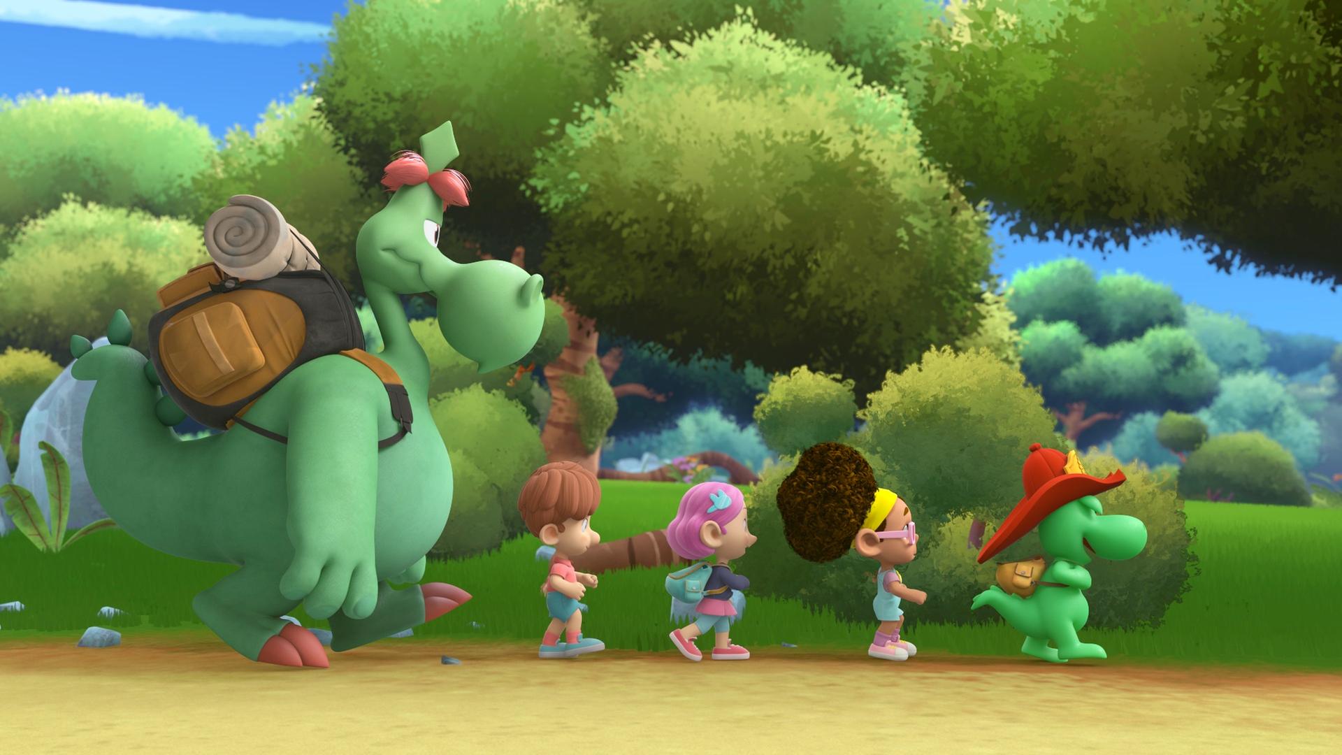 In einer Reihe laufen Drache Grisu, die Kinder Marlene, Stella und Lukas durch den Wald. Am Schluss läuft der große Drachenvater Fumé und trägt einen Rucksack mit Campingausrüstung.