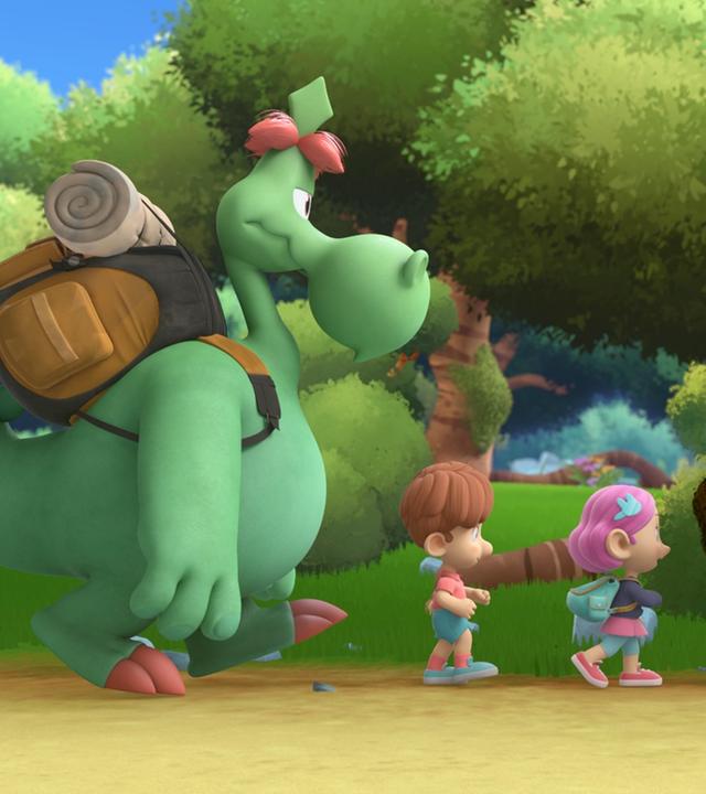 In einer Reihe laufen Drache Grisu, die Kinder Marlene, Stella und Lukas durch den Wald. Am Schluss läuft der große Drachenvater Fumé und trägt einen Rucksack mit Campingausrüstung.