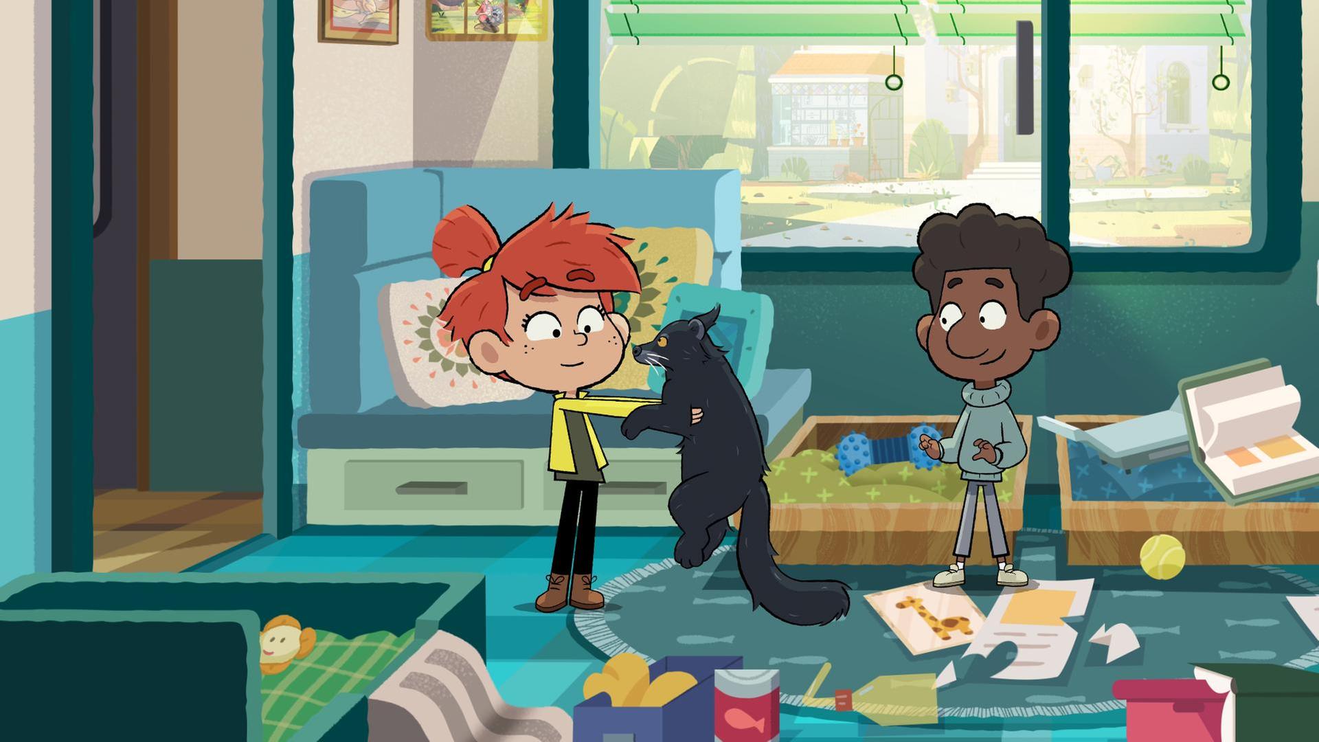 Ein rothaariges Mädchen hält in einem unaufgeräumten Zimmer einen Marderbären in Händen. Ein Schwarzer Junge steht freudig lächelnd daneben.