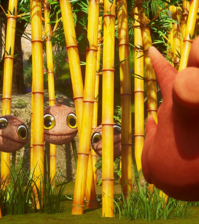 Im Bild stehen auf wackeligen, langen Beinen drei Baby-Kokosnussodons in einem Laufstall. Ginger, das Trikarottops-Mädchen streckt den Kopf von der rechten Seite ins Bild und betrachtet die Babys in ihrem Laufstall. (Baby-Kokosnussodons sind Wesen auf zwei grünen Bambus-Beinen, die als Kopf eine Kokosnuss mit großen Augen und Mund haben.)