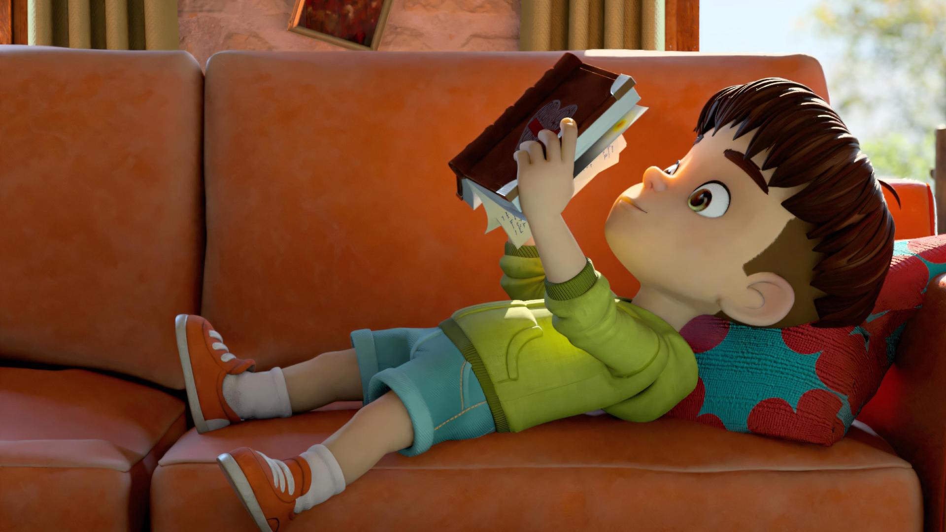 Tagsüber im Wohnzimmer des Hauses liegt Kleiner Fuß entspannt in Rückenlage angezogen und mit Schuhen auf dem Sofa und liest in einem Buch. Es ist das Tagebuch seiner großen Schwester.