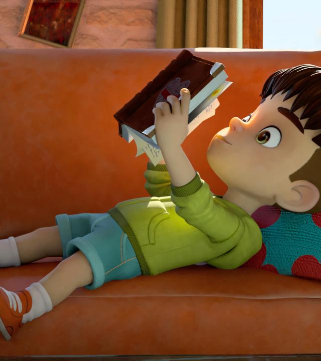 Tagsüber im Wohnzimmer des Hauses liegt Kleiner Fuß entspannt in Rückenlage angezogen und mit Schuhen auf dem Sofa und liest in einem Buch. Es ist das Tagebuch seiner großen Schwester.