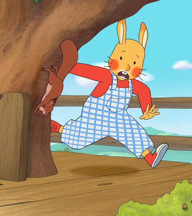 In der Mitte eines Baumhauses ist eine offene Luke. Die Kaninchenkinder Karlchen und Monika laufen aufgeschreckt hin und her, da zwei Eichhörnchen den Baumstamm entlangrennen.