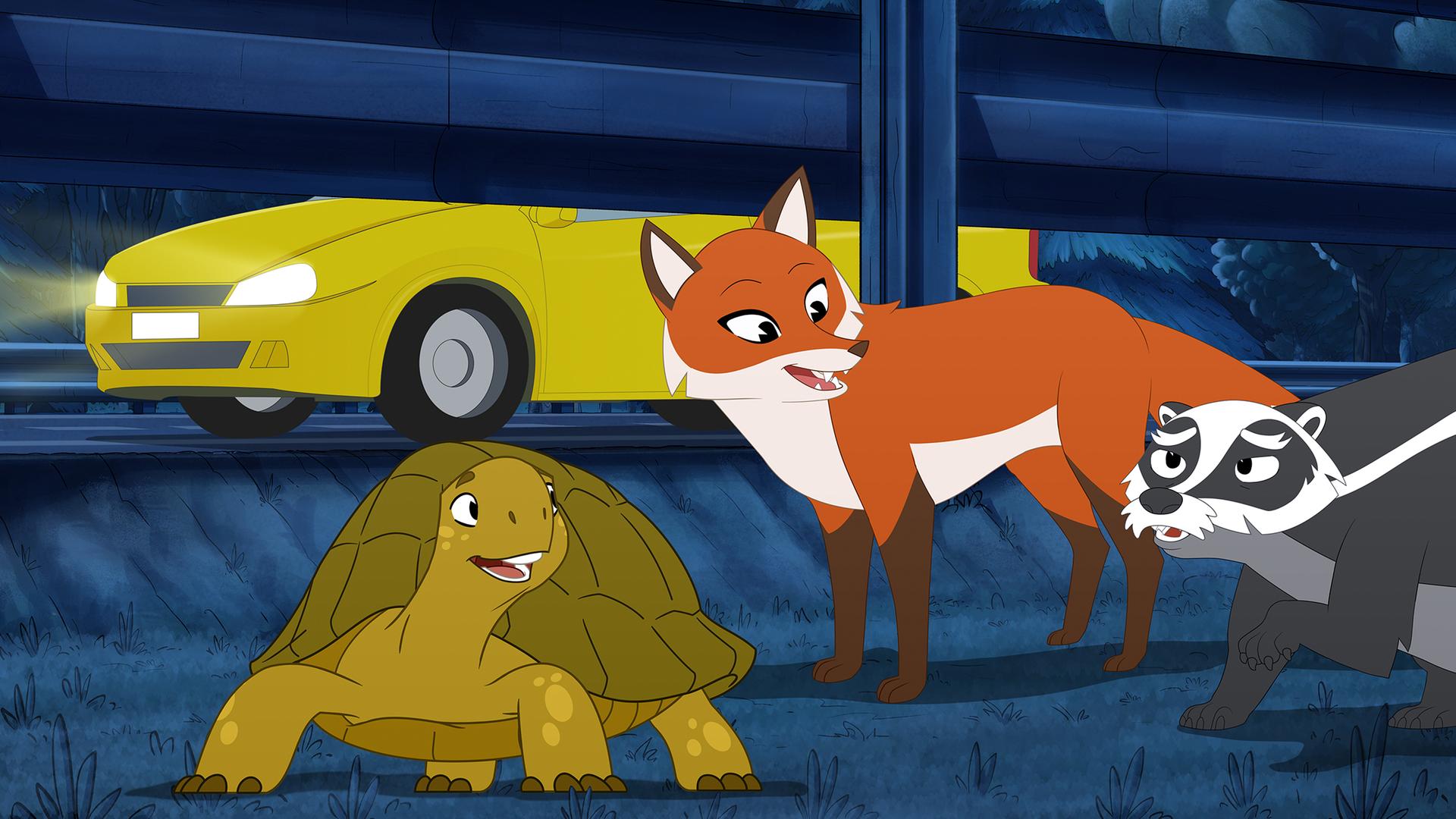 Im Dunkeln neben einer Staße laufen Schildkröte Törtel und Füchsin Wendy, die glücklich Dachs Palle anschauen. Im Hintergrund fährt ein gelbes Auto auf der Straße.