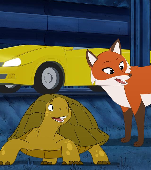 Im Dunkeln neben einer Staße laufen Schildkröte Törtel und Füchsin Wendy, die glücklich Dachs Palle anschauen. Im Hintergrund fährt ein gelbes Auto auf der Straße.