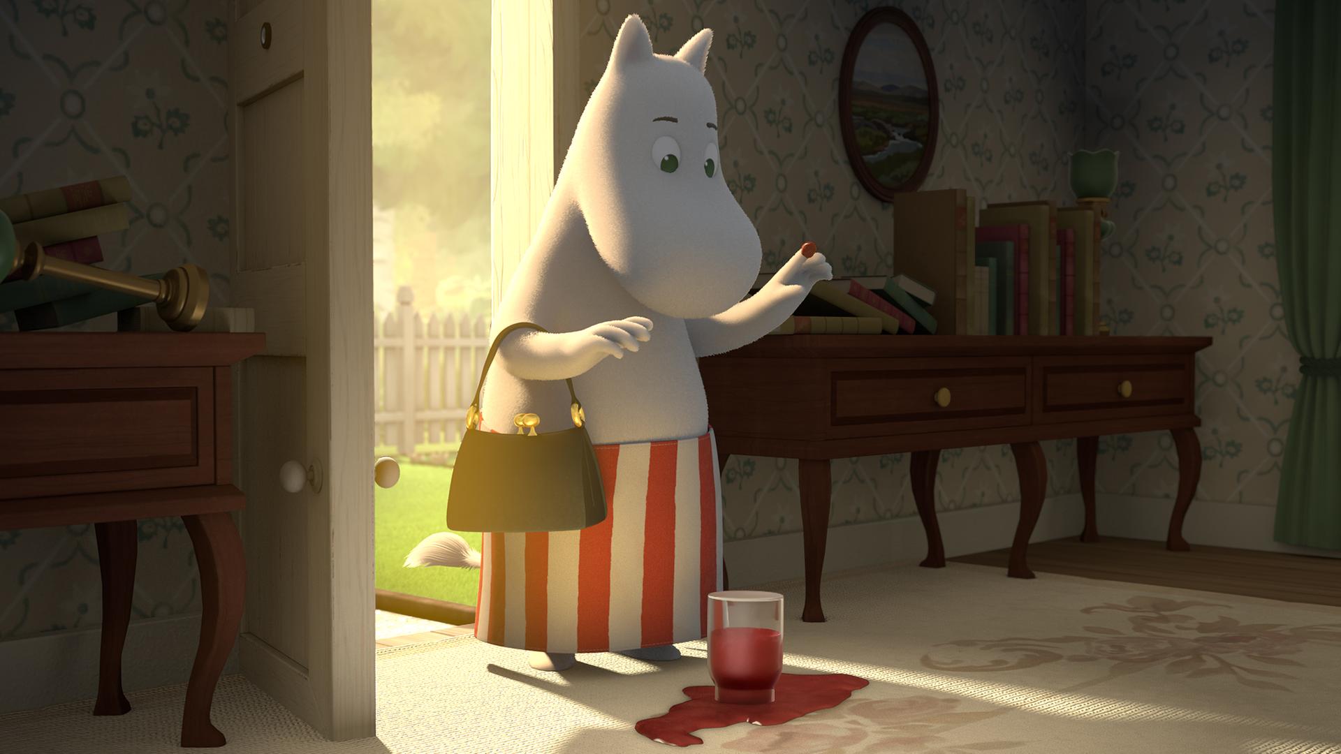 Muminmama steht in der Eingagstür von Frau Fillifjonks Haus und hat ein Marmeladenglas fallengelassen. Sie schaut auf den Boden, wo neben dem Marmeladenglas nun ein großer, roter Marmeladenfleck ist.