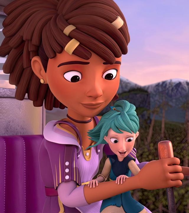 Ailina und Glyn sitzen in der Flugmaschine und fliegen über den Wald. Glyn blickt freudig aufgeregt nach unten zum Boden, während Ailina ihr gelassen dabei zuschaut. Mit einer Hand betätigt Ailina den Lenkhebel.