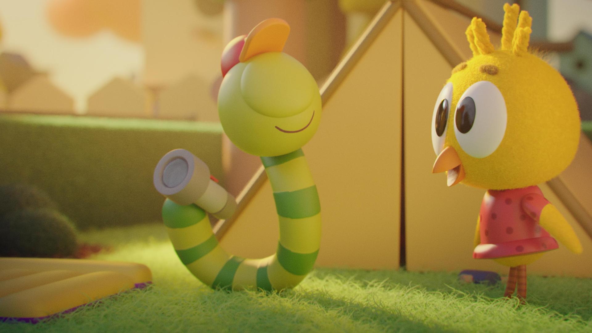 Auf einer Wiese vor einem Zelt stehen Glitsch, der Wurm, und Karla, das Küken. Karla blickt freudig zu Glitsch herüber. Neben Glitsch liegt eine Luftmatratze auf der Wiese. Zudem hält er stolz eine Taschenlampe mit seinem hinteren Körperende fest.