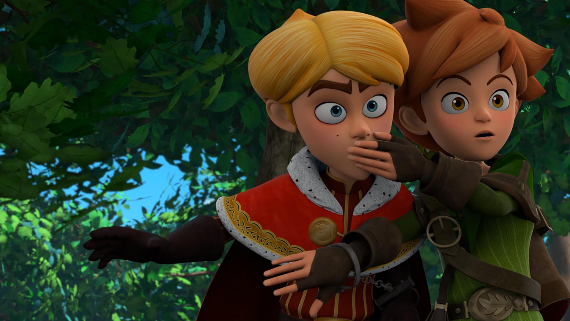 Prinz John und Robin sind aneinander gekettet und stehen nebeneinander im Wald. Robin hält seine linke Hand vor den Mund von Prinz John, damit er sich still verhält.