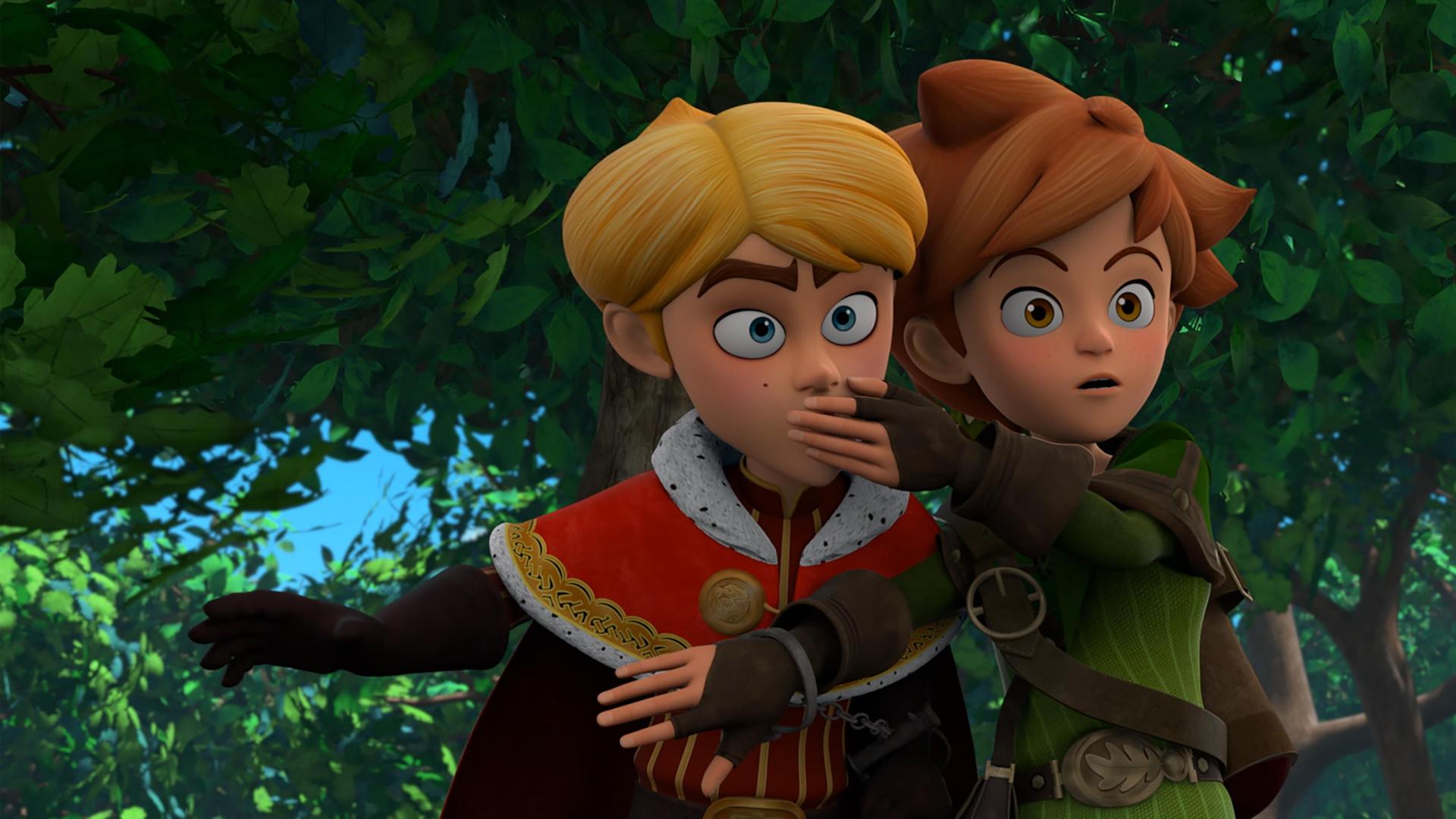 Prinz John und Robin sind aneinander gekettet und stehen nebeneinander im Wald. Robin hält seine linke Hand vor den Mund von Prinz John, damit er sich still verhält.