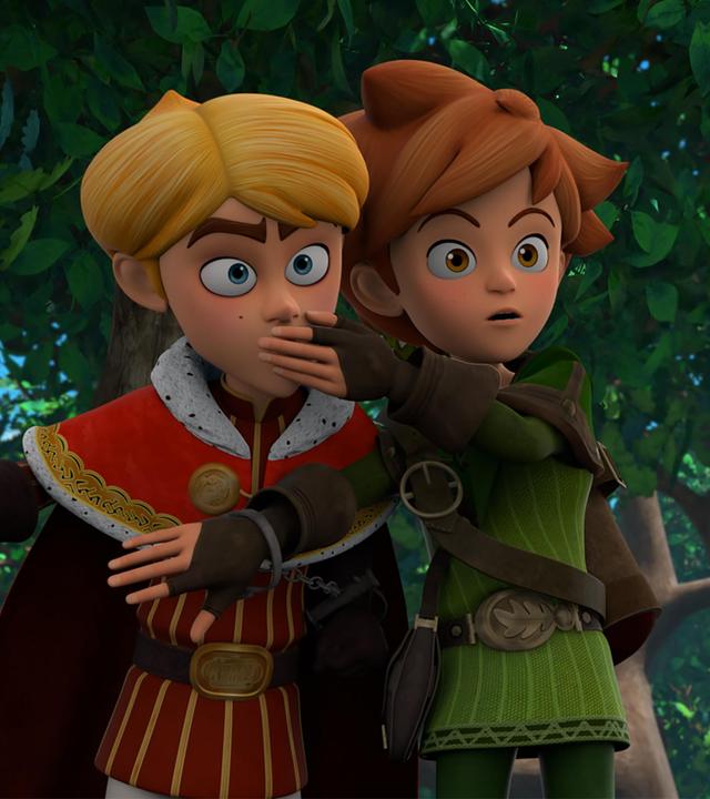 Prinz John und Robin sind aneinander gekettet und stehen nebeneinander im Wald. Robin hält seine linke Hand vor den Mund von Prinz John, damit er sich still verhält.