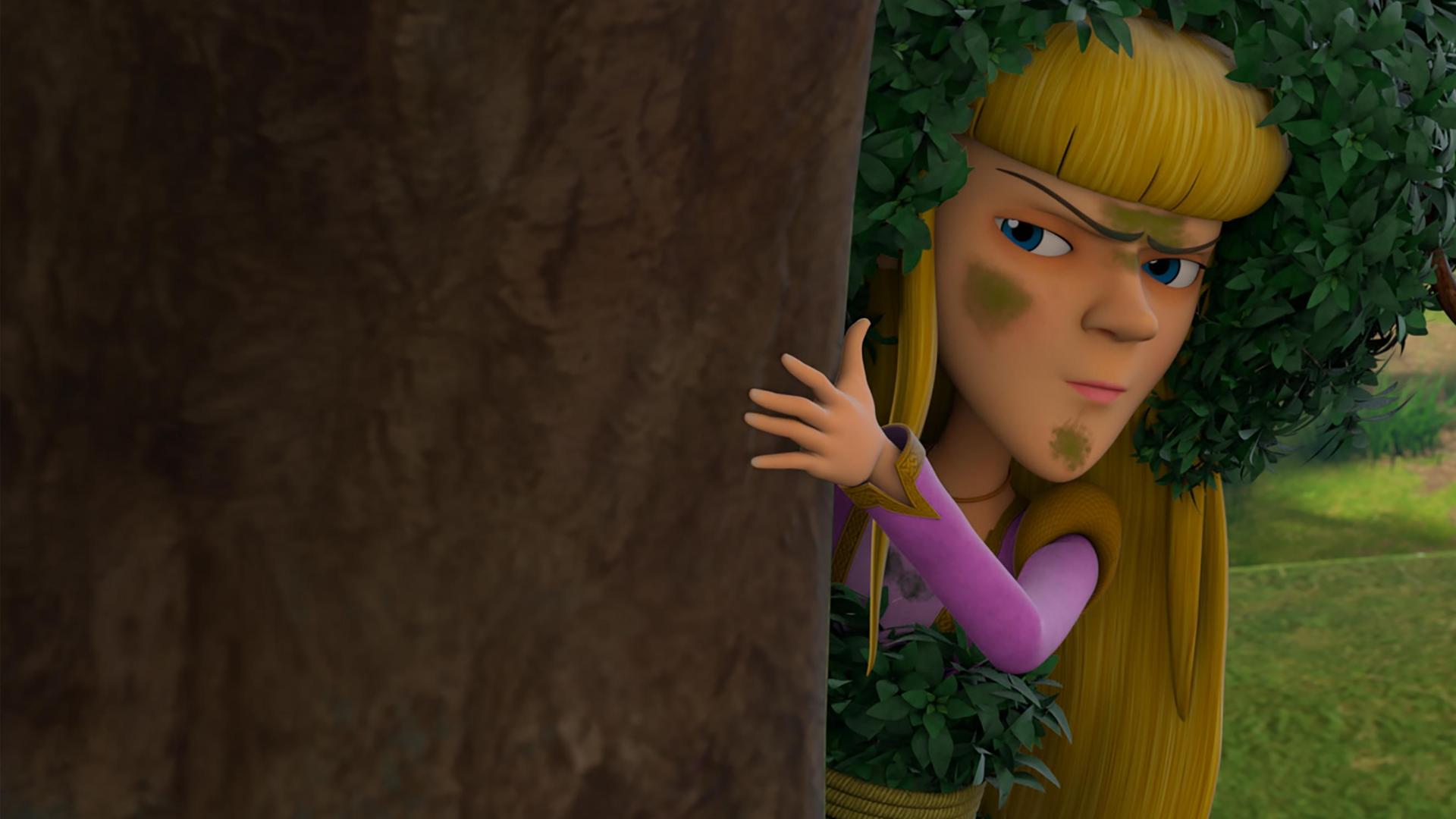 Nelly versteckt sich hinter einem Baum, hält sich mit der linken Hand am Stamm fest und beobachtet kritisch. Ihr Gesicht ist mit grünen Flecken beschmiert und sie trägt zur Tarnung Blätter auf ihrem blonden Haar.