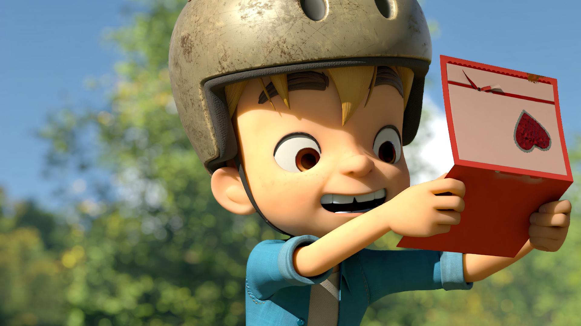 Draußen an einem sonnigen Tag hält Raphael freudestrahlend eine Glückwunschkarte in den Händen und liest sie. Auf der Karte ist ein rotes Herz zu sehen. Er trägt einen Fahrradhelm.