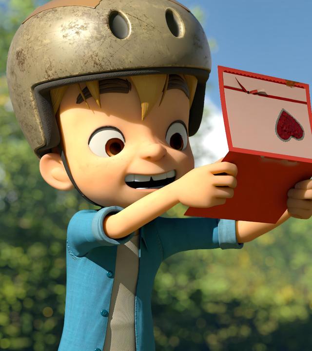 Draußen an einem sonnigen Tag hält Raphael freudestrahlend eine Glückwunschkarte in den Händen und liest sie. Auf der Karte ist ein rotes Herz zu sehen. Er trägt einen Fahrradhelm.