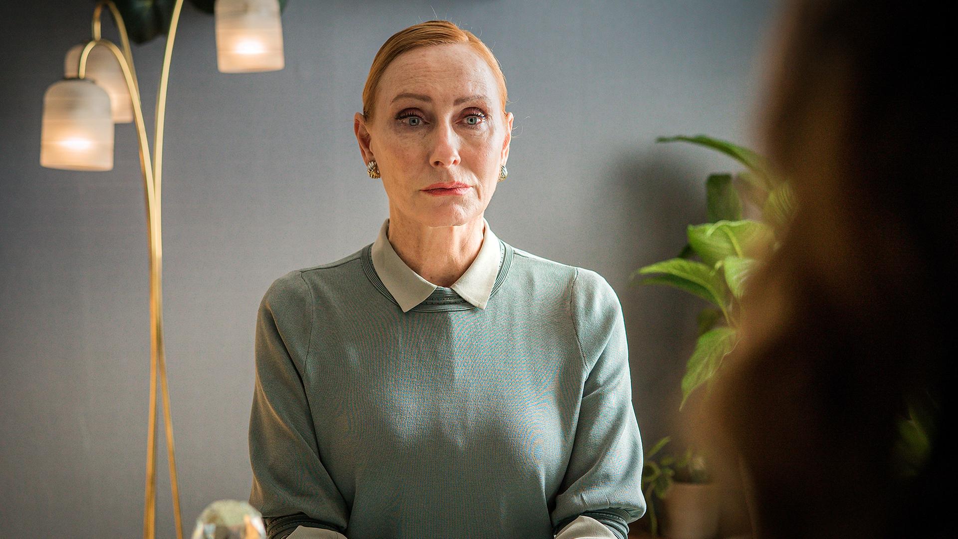 Frau Rosin (Andrea Sawatzki) sitzt im Gespräch mit Dr. Forster.