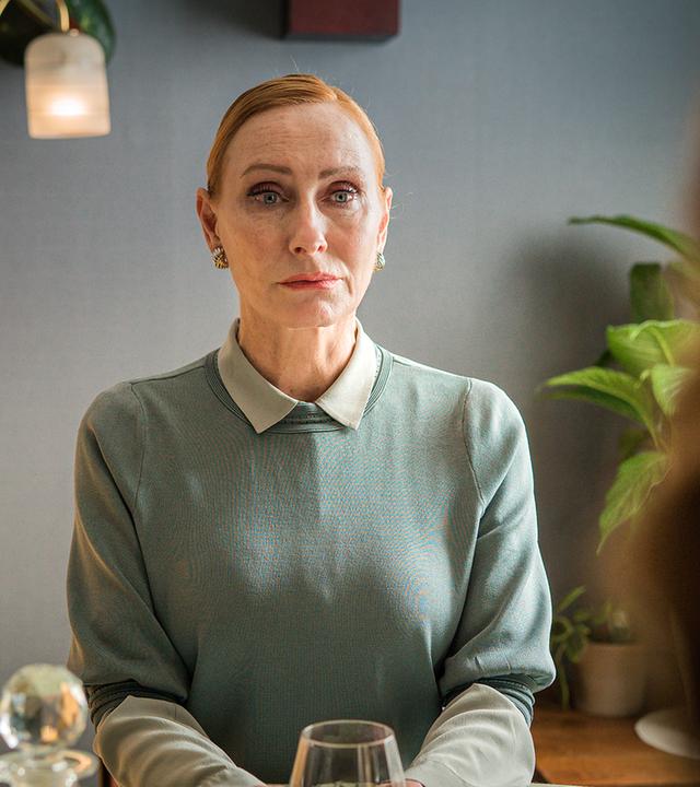 Frau Rosin (Andrea Sawatzki) sitzt im Gespräch mit Dr. Forster.