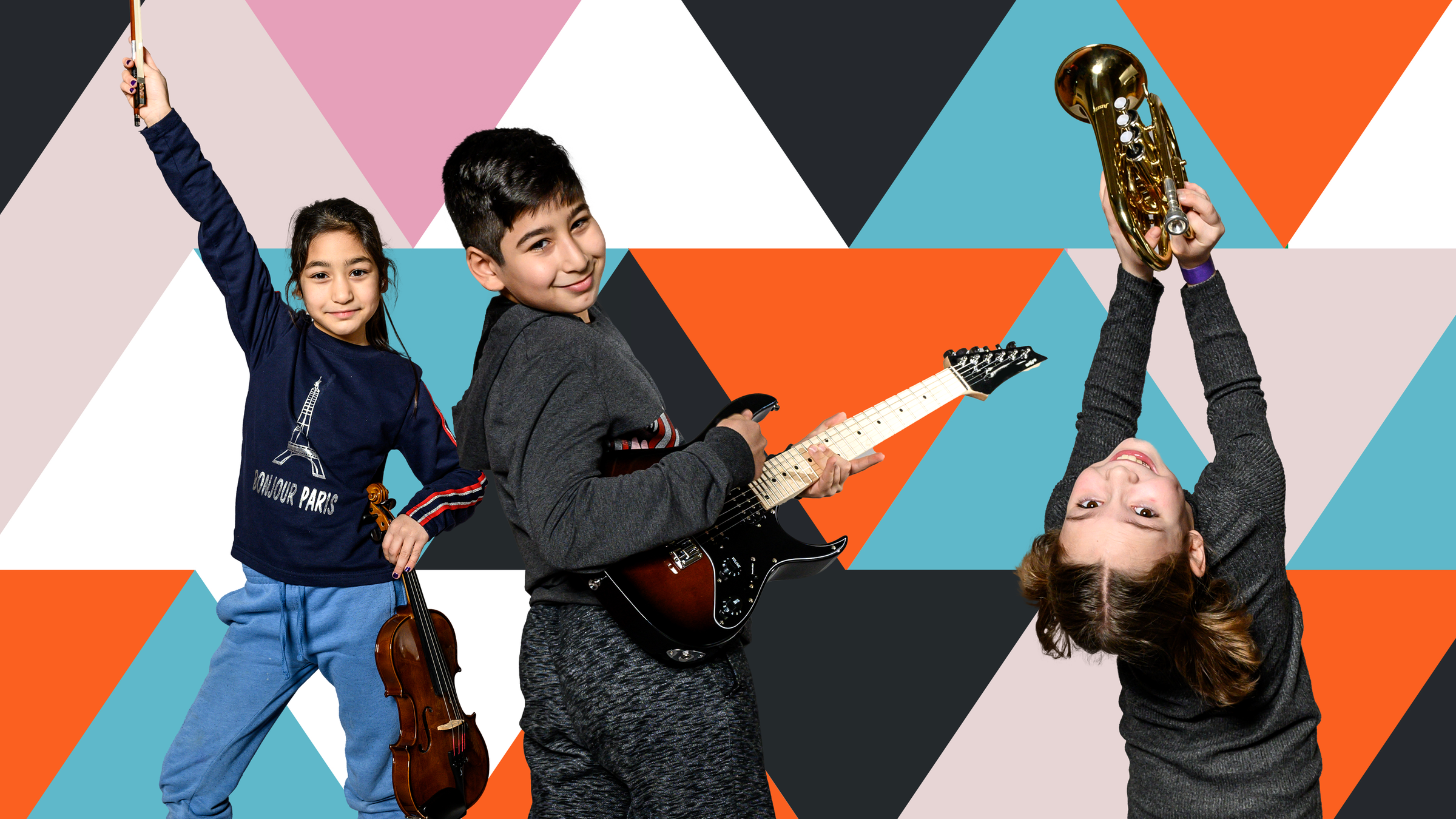 Elis (l.) hält ihre Geige in der linken Hand und streckt den rechten Arm nach oben, Emir (m.) mit E-Gitarre und Zoey (r.) steht mit dem Rücken zur Kamera und streckt über Kopf ihr Gesicht zur Kamera und hält ihre Trompete nach oben.