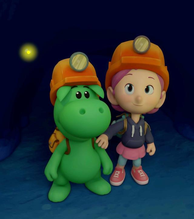 Grisu und Stella sind in einer sehr dunklen Höhle, die nur von einigen Glühwürmchen beleuchtet wird. Sie tragen beide Höhlenforscherhelme.