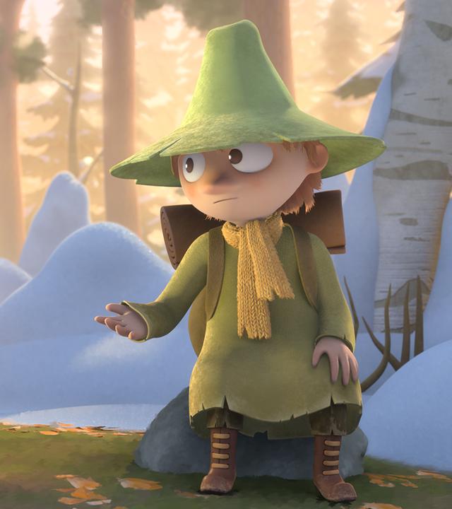 Mumin sitzt zusammen mit Snufkin auf dem Waldboden. Er hält eine kleine Blume in der Hand.