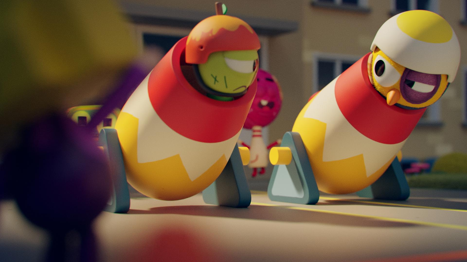 Wurm Glitsch und Küken Karla befinden sich in jeweils einer Kanone nebeneinander, die bereit für den Abschuss stehen. Beide tragen Helme und schauen entschlossen zueinander. Karla hat ein blaues Auge und Glitsch eine Narbe auf seiner Wange. Im Hintergrund hüpft Bowlingkugel Strike in die Luft und feuert die beiden an. Links hinten wartet Roboter Robbie an der Kanone. Er ist bereit, sie abzufeuern.