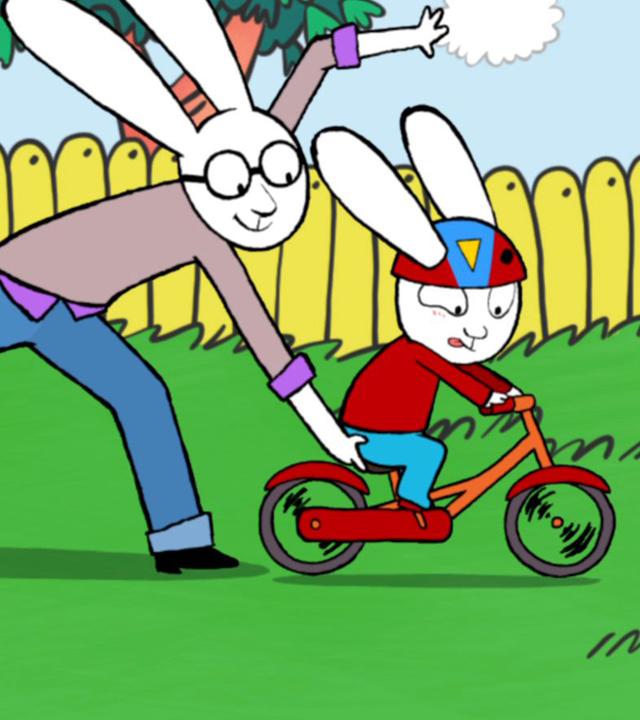 Simon, mit einem Fahrradhelm auf dem Kopf, fährt hastig mit seinem Fahrrad durch den Garten. Papa hält das Fahrrad am Sitz fest und läuft gemeinsam mit Simon durch den Garten.